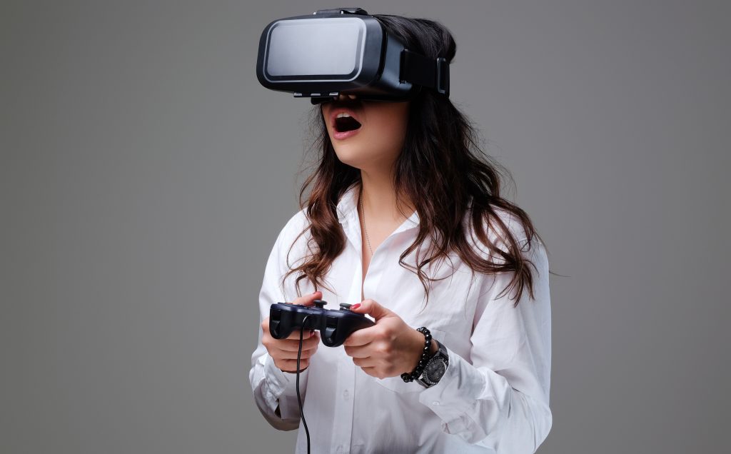 ragazza con visore VR
